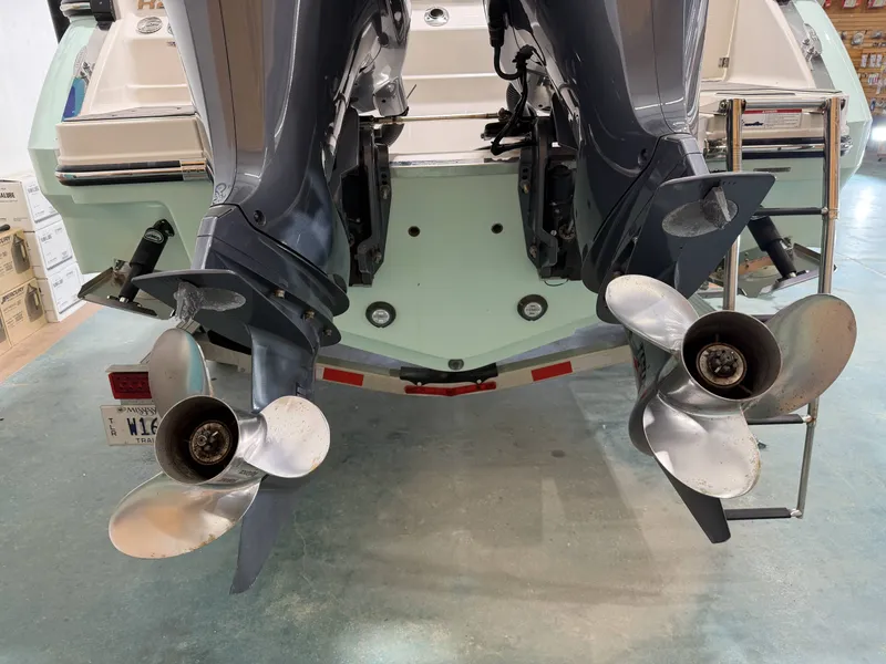 Slide: The Image of Robalo R250 Center Console 2023 - 13
