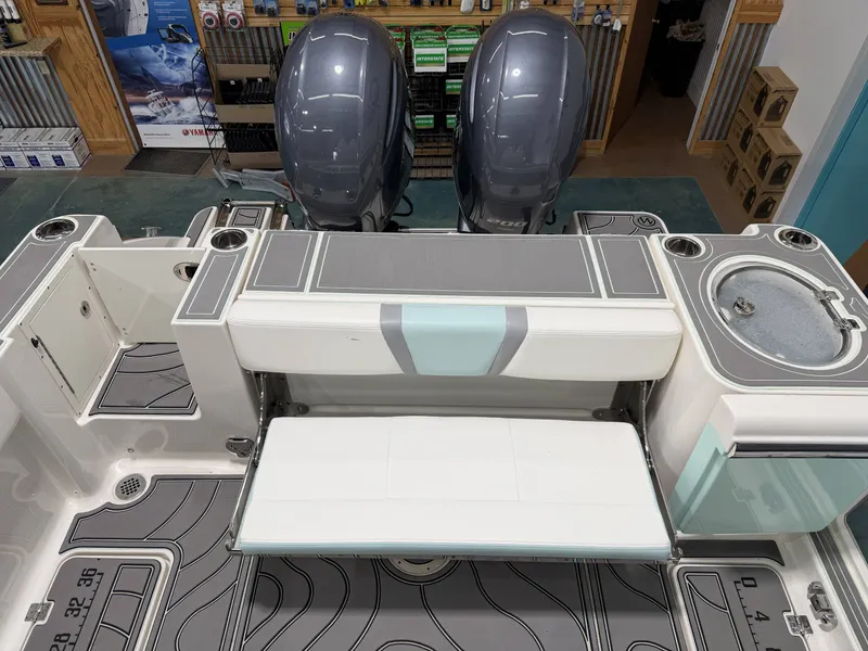 Slide: The Image of Robalo R250 Center Console 2023 - 17