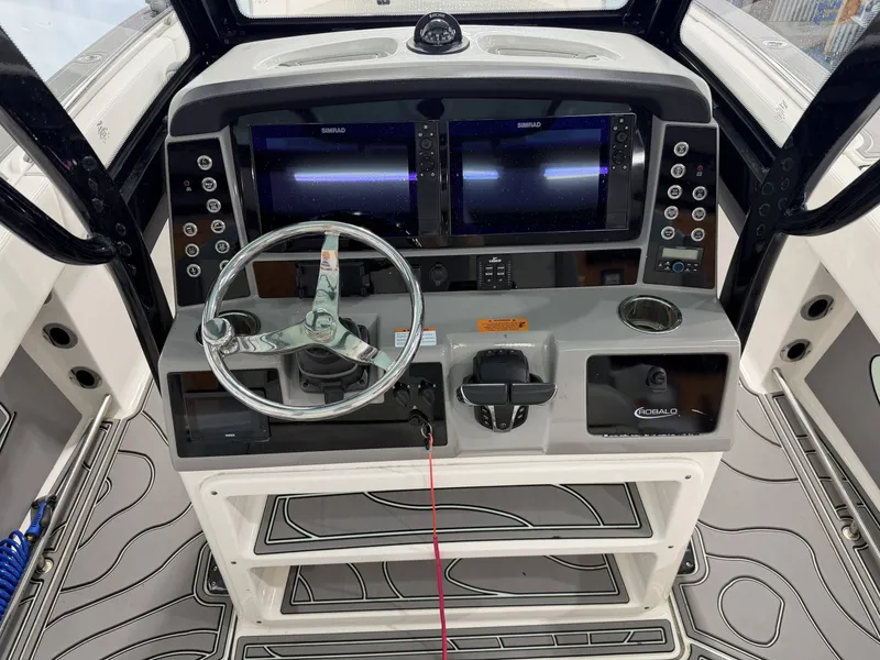 Slide: The Image of Robalo R250 Center Console 2023 - 6