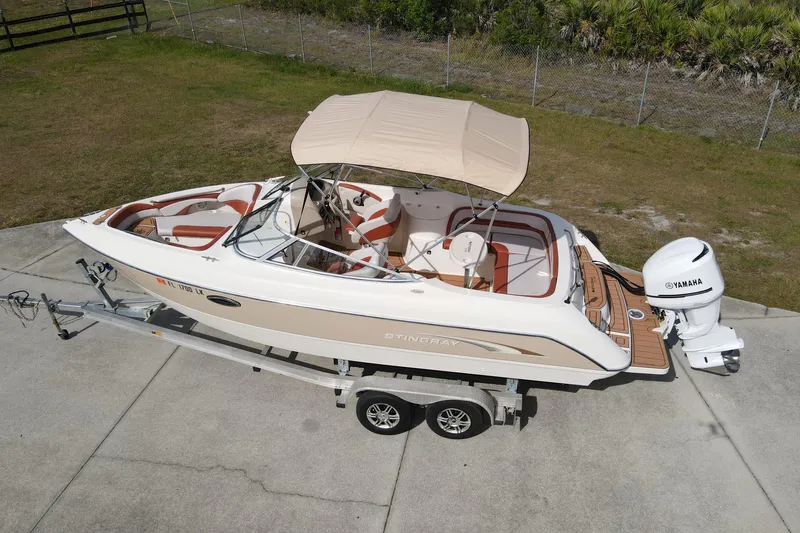 The Image of 2001 Stingray 240 LS boat on trailer with Yamaha engine. - 0