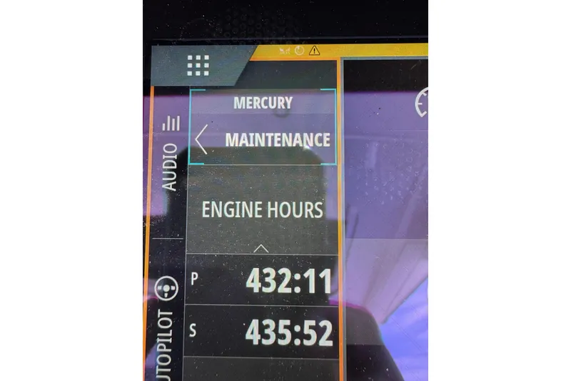Slide: The Image of Display screen showing engine hours for Sea Ray SLX 400, 2021 model. - 35