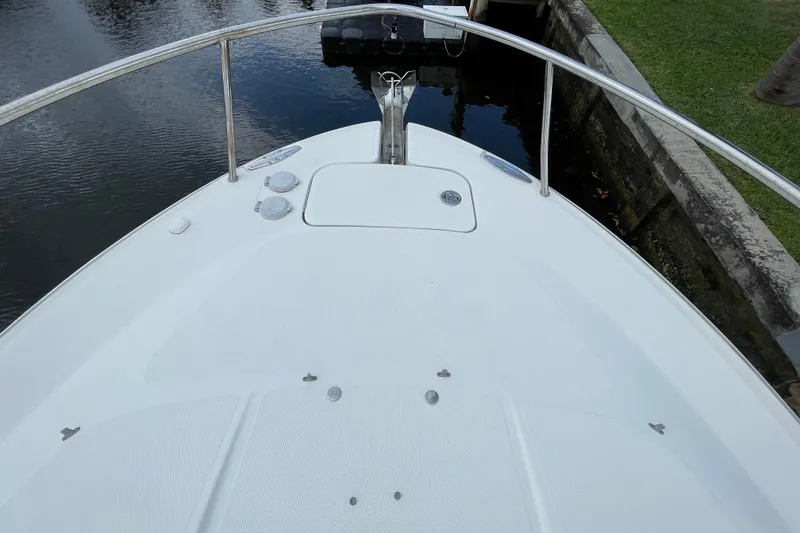 Slide: The Image of 2006 Hydra-Sports Vector 2900 VX boat deck, docked by calm water. - 18