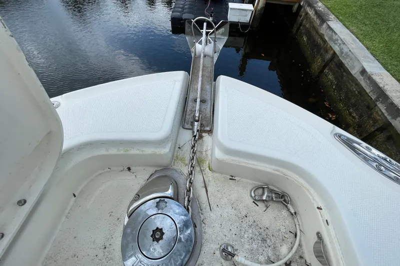 Slide: The Image of 2006 Hydra-Sports Vector 2900 VX boat anchor system at dockside. - 20