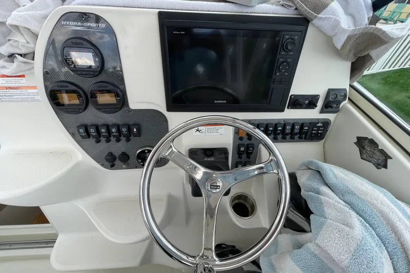 Slide: The Image of 2006 Hydra-Sports Vector 2900 VX helm with Garmin display and Yamaha gauges. - 27