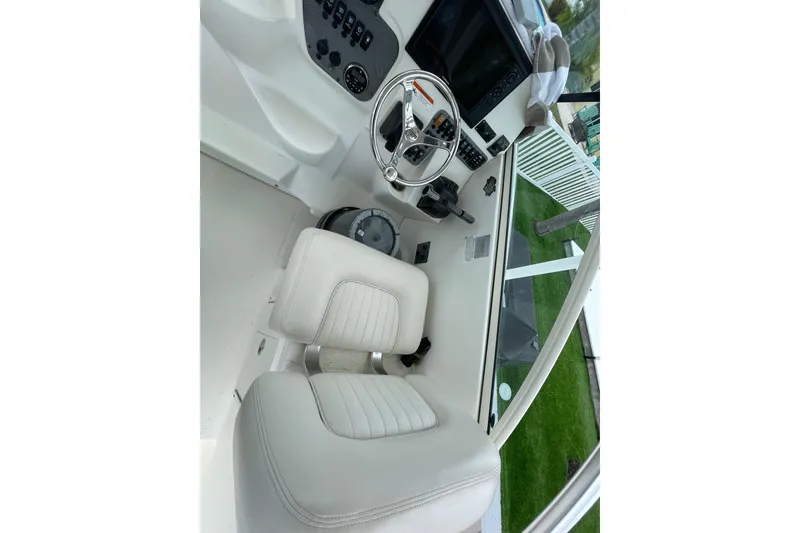 Slide: The Image of 2006 Hydra-Sports Vector 2900 VX helm with white seating and control panel. - 28