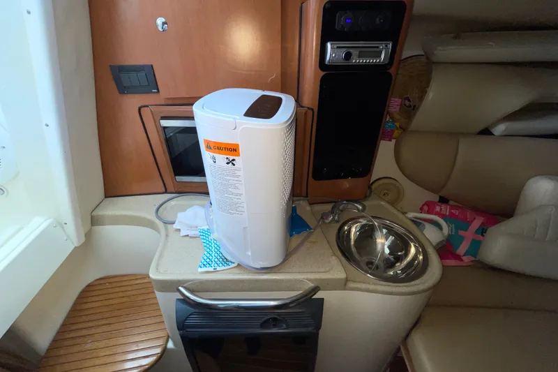 Slide: The Image of Interior of a 2006 Hydra-Sports Vector 2900 VX boat with sink and appliances. - 37