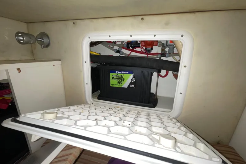 Slide: The Image of 2006 Hydra-Sports Vector 2900 VX boat battery compartment with Dual Purpose 800 marine battery. - 40