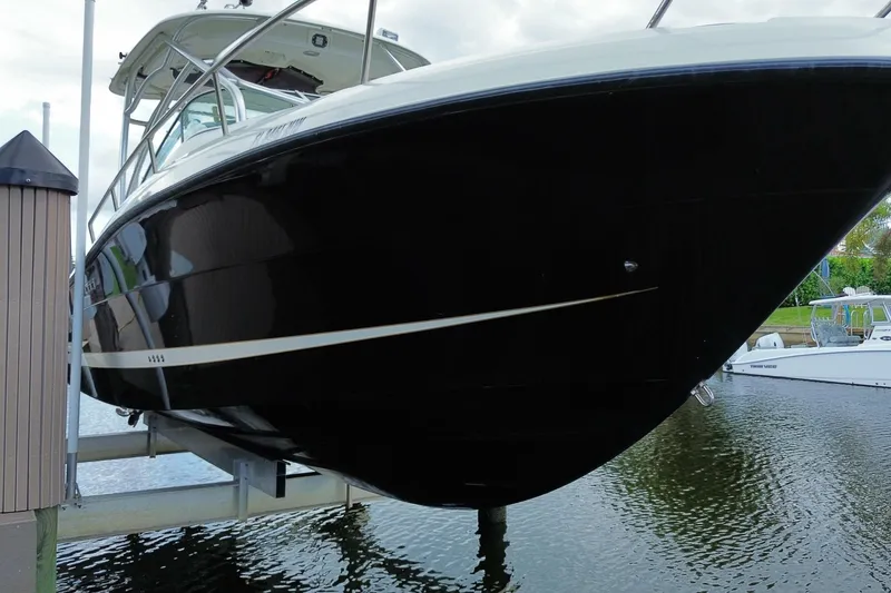 Slide: The Image of 2006 Hydra-Sports Vector 2900 VX boat on lift, docked at marina. - 7