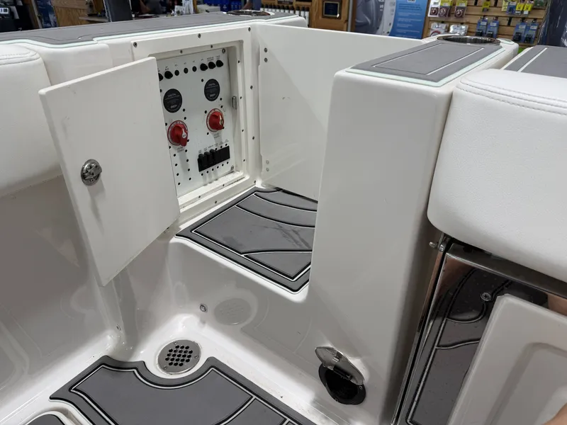 Slide: The Image of Robalo R250 Center Console 2023 - 18