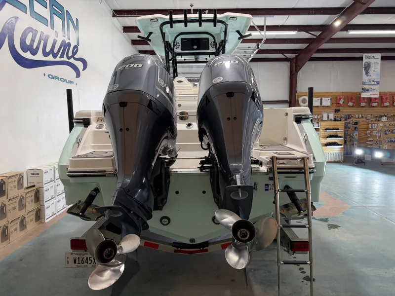 Slide: The Image of Robalo R250 Center Console 2023 - 5