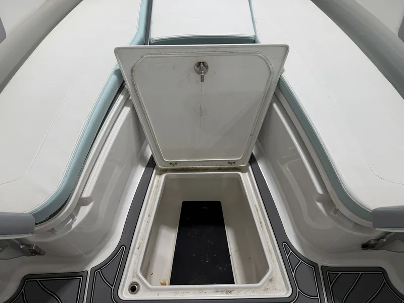 Slide: The Image of Robalo R250 Center Console 2023 - 31