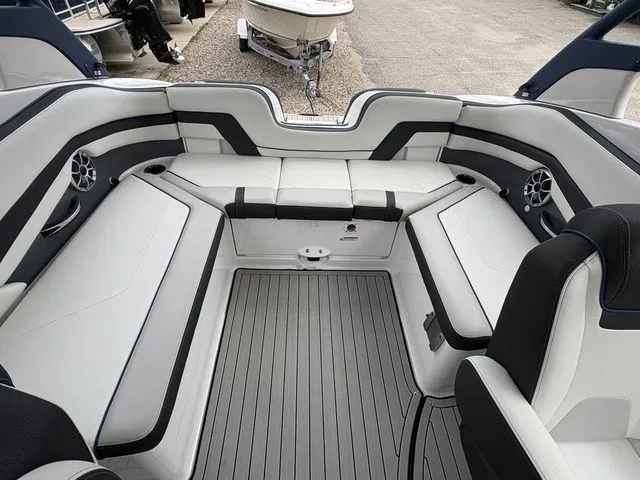 Slide: The Image of Interior of 2020 Yamaha Boats 242 SE Limited with gray seating. - 10