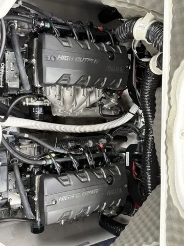 Slide: The Image of 2020 Yamaha 242 SE Limited boat engines, high output. - 18