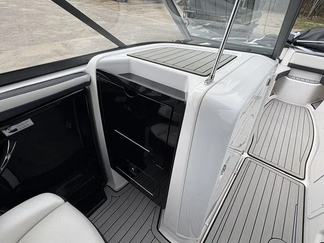 Slide: The Image of Interior of 2020 Yamaha Boats 242 SE Limited with sleek design. - 20