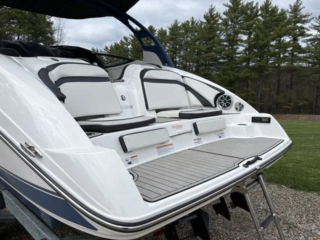 Slide: The Image of Yamaha Boats 2020 242 SE Limited with luxurious rear seating area. - 22