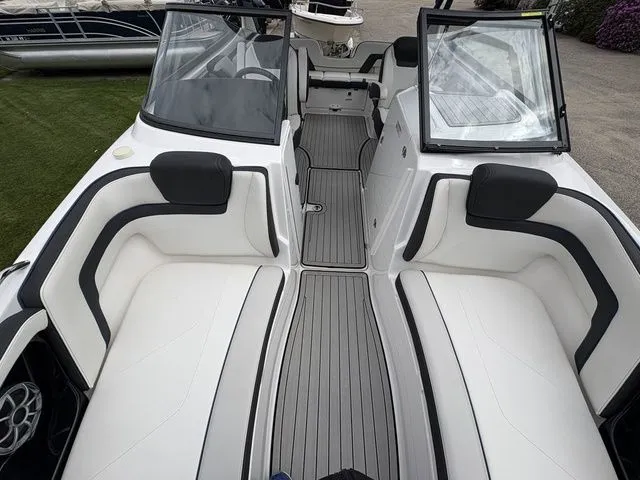 Slide: The Image of Interior of a 2020 Yamaha Boats 242 SE Limited. - 5