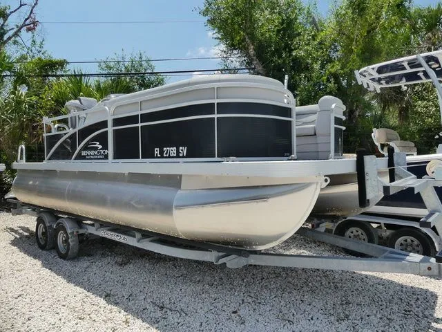 The Image of 2021 Bennington 20 SVF pontoon boat on trailer, side view. - 1