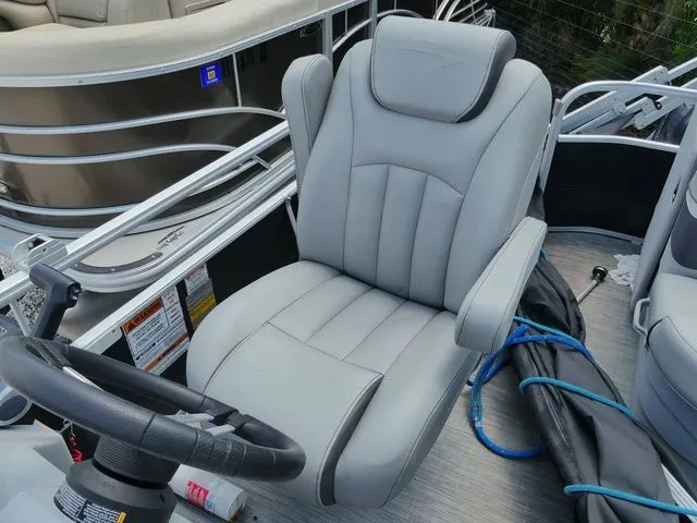 Slide: The Image of Bennington 20 SVF 2021 boat seat and steering, gray leather. - 7