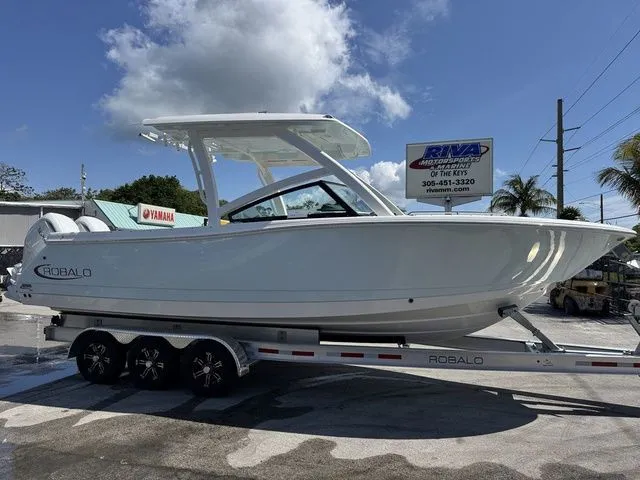 The Image of Robalo 277 DC 2026 - undefined