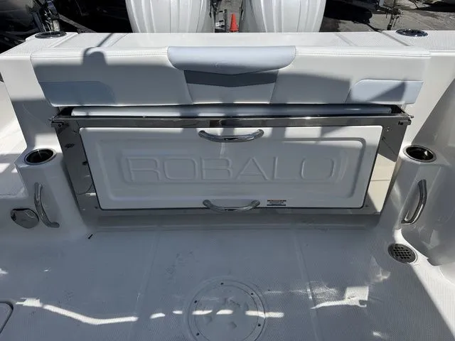 Slide: The Image of Robalo 277 DC 2026 - 11