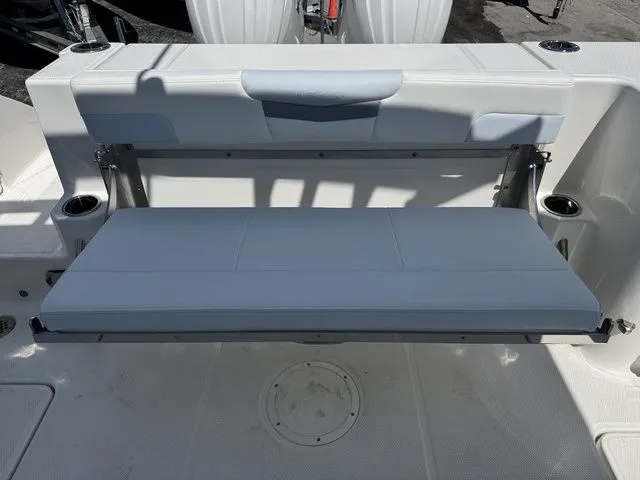 Slide: The Image of Robalo 277 DC 2026 - 12