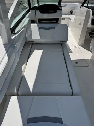 Slide: The Image of Robalo 277 DC 2026 - 16