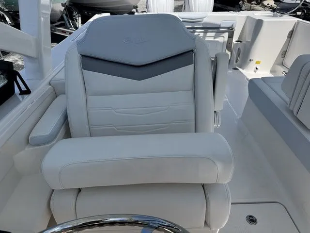 Slide: The Image of Robalo 277 DC 2026 - 24