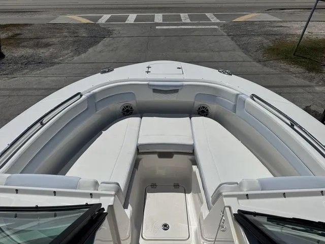 Slide: The Image of Robalo 277 DC 2026 - 35