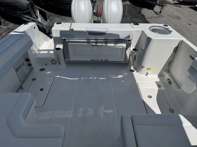 Slide: The Image of Robalo 277 DC 2026 - 8