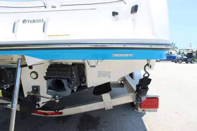 Slide: The Image of Rear view of 2023 Yamaha Boats 222 FSH Sport E on trailer. - 10