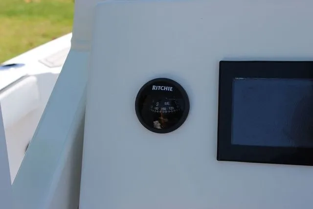 Slide: The Image of Compass and display on Yamaha 222 FSH Sport E 2023. - 17
