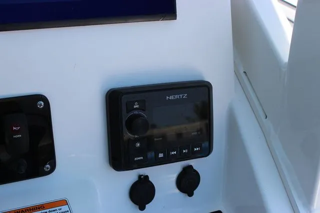 Slide: The Image of Yamaha 222 FSH Sport E 2023 boat console with Hertz control. - 19