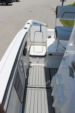 Slide: The Image of Interior of 2023 Yamaha Boats 222 FSH Sport E with seating. - 32