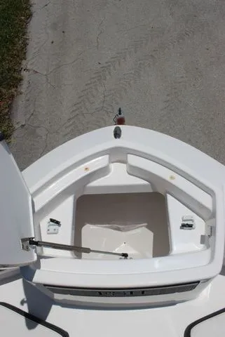 Slide: The Image of Yamaha 222 FSH Sport E 2023 boat hatch and storage area. - 38