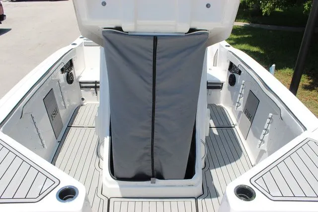 Slide: The Image of Yamaha 222 FSH Sport E 2023, interior view with gray cover. - 40