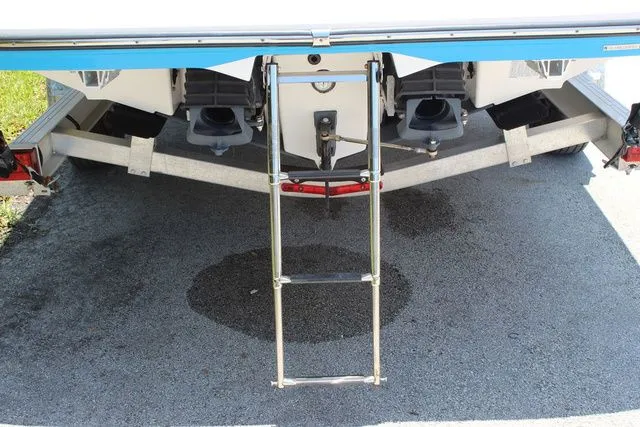 Slide: The Image of Yamaha 222 FSH Sport E 2023 with retractable swim ladder. - 9