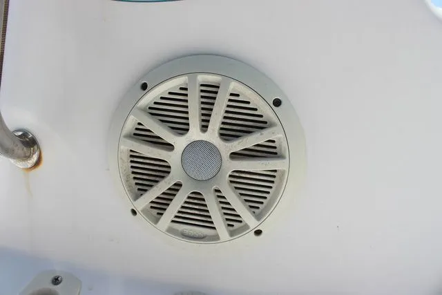 Slide: The Image of Speaker on a 2001 Sea Pro 2100 SV boat. - 20