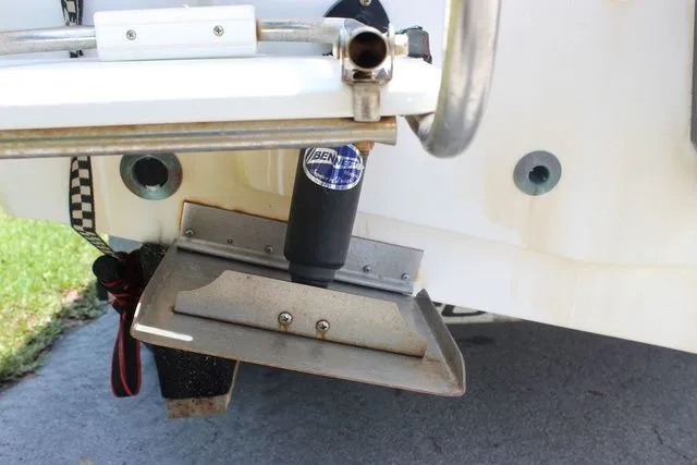 Slide: The Image of Trim system of a 2001 Sea Pro 2100 SV boat. - 30
