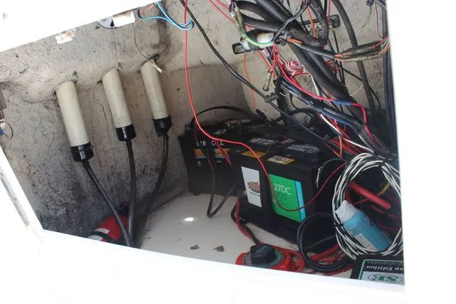 Slide: The Image of Electrical system of a 2001 Sea Pro 2100 SV boat. - 32