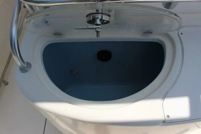 Slide: The Image of Pioneer 222 Sportfish 2014, boat livewell with lid. - 28