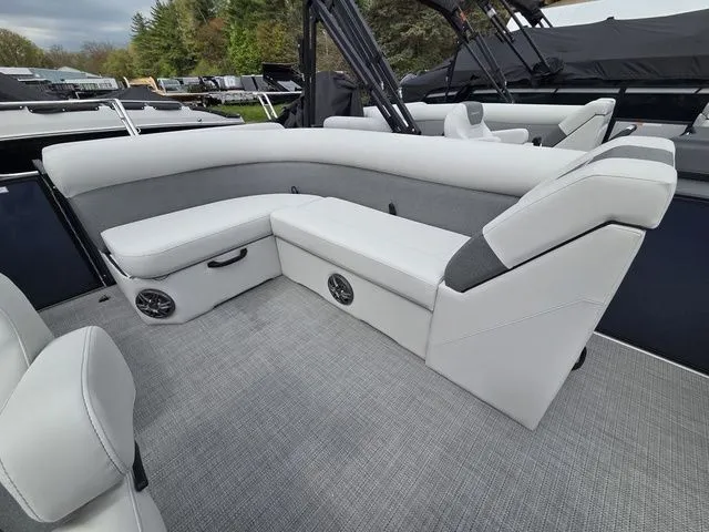Slide: The Image of Crest Conquest SE 220 Cruise Tri-Toon W/150Hp And Traile 2026 - 11