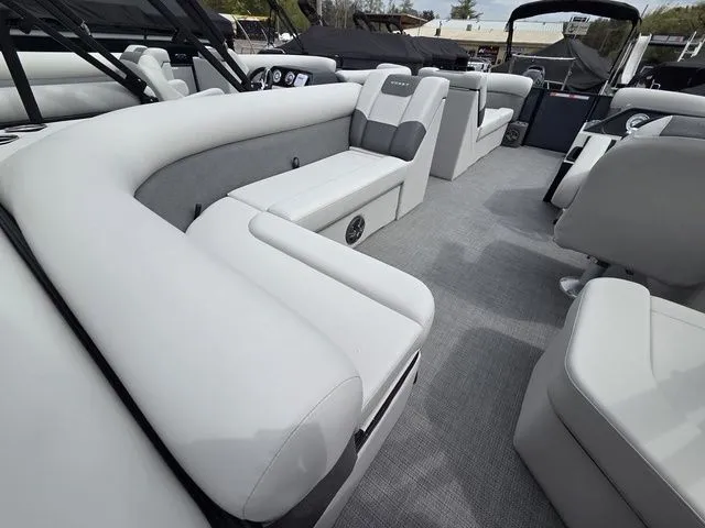 Slide: The Image of Crest Conquest SE 220 Cruise Tri-Toon W/150Hp And Traile 2026 - 16