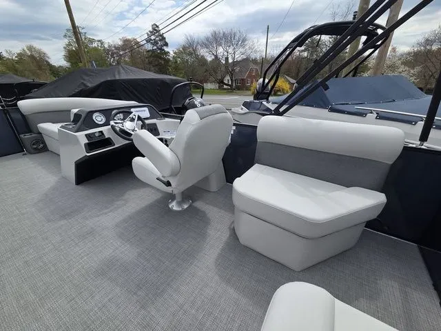 Slide: The Image of Crest Conquest SE 220 Cruise Tri-Toon W/150Hp And Traile 2026 - 17