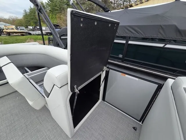 Slide: The Image of Crest Conquest SE 220 Cruise Tri-Toon W/150Hp And Traile 2026 - 24