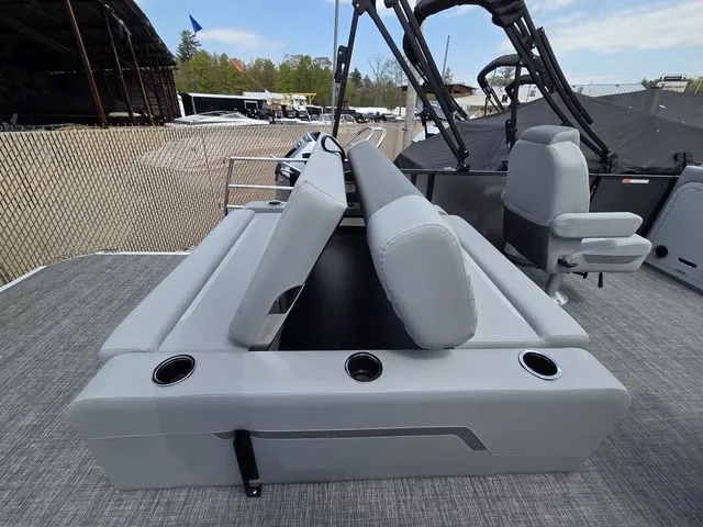 Slide: The Image of Crest Conquest 230 SLSC Tri-Toon W/200Hp And Trailer 2026 - 16