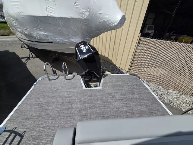Slide: The Image of Crest Conquest 230 SLSC Tri-Toon W/200Hp And Trailer 2026 - 19