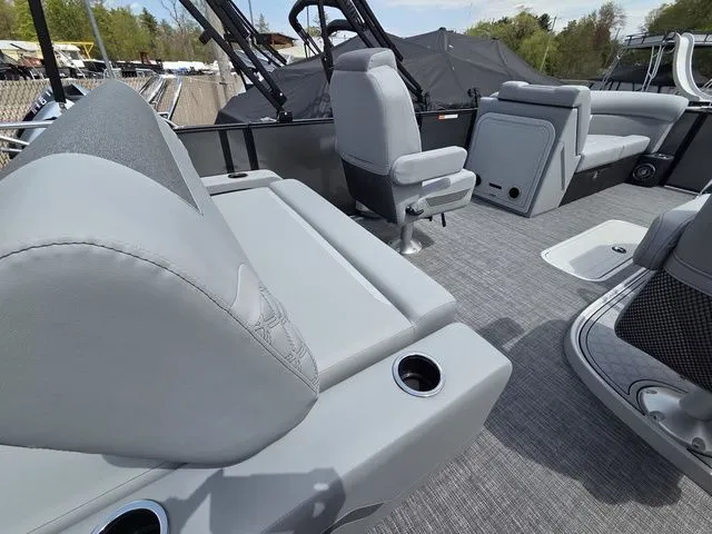 Slide: The Image of Crest Conquest 230 SLSC Tri-Toon W/200Hp And Trailer 2026 - 21