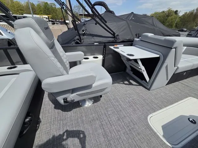 Slide: The Image of Crest Conquest 230 SLSC Tri-Toon W/200Hp And Trailer 2026 - 22