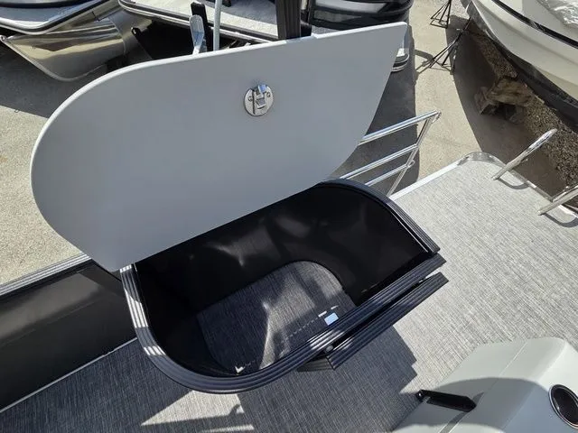 Slide: The Image of Crest Conquest 230 SLSC Tri-Toon W/200Hp And Trailer 2026 - 32