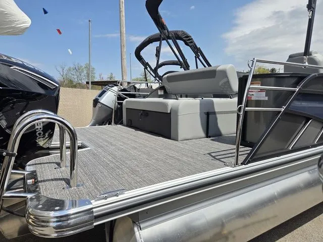 Slide: The Image of Crest Conquest 230 SLSC Tri-Toon W/200Hp And Trailer 2026 - 6